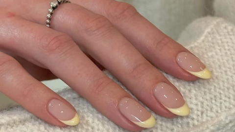 Francesas - uñas amarillo mantequilla