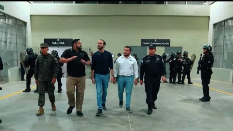 El presidente Nayib Bukele visitó el recién inaugurado Centro de Confinamiento del Terrorismo, la nueva cárcel de El Salvador con capacidad para 40,000 reos.