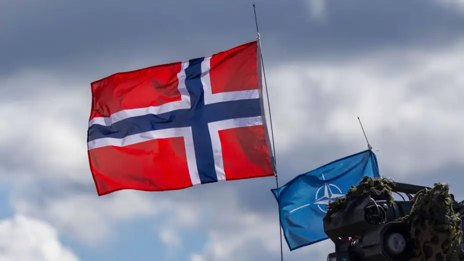Banderas de Noruega y la OTAN durante un ejercicio militar en Lituania.