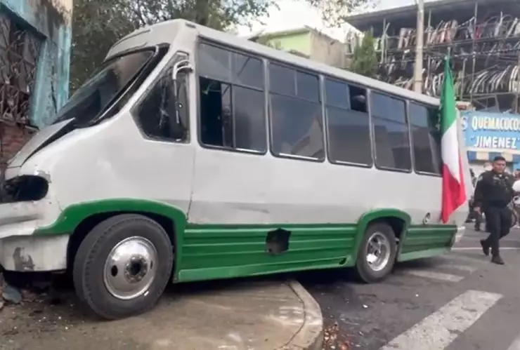Choque de microbús en la Peralvillo deja 13 heridos; se impactó contra una casa