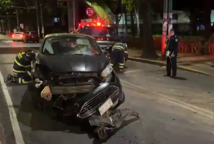 CDMX: Un fuerte choque en Río San Joaquín deja un auto destrozado en Azcapotzalco