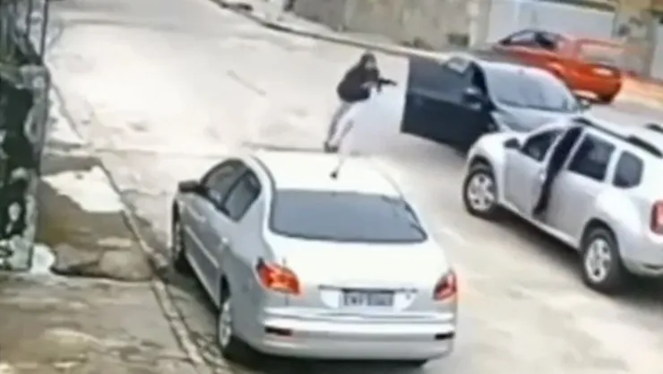VIDEO: Ladrón roba auto pero no sabe manejar estándar