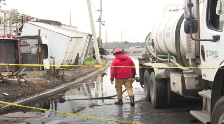 Derrame de combustible en Ciudad Lago, Nezahualcóyotl, ya afecta tomas de agua en la zona
