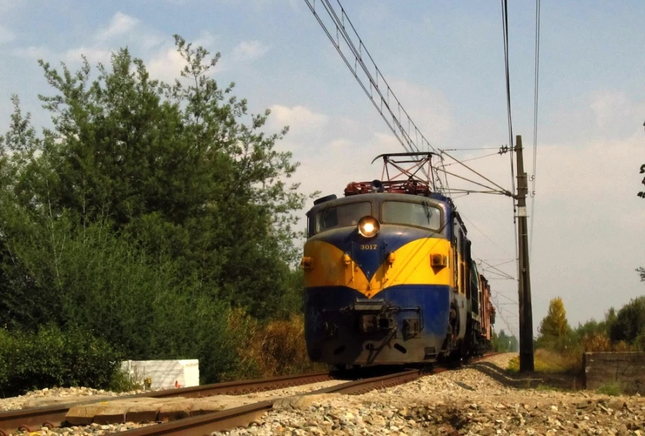 Un autobús lleno de pasajeros chocó con un tren