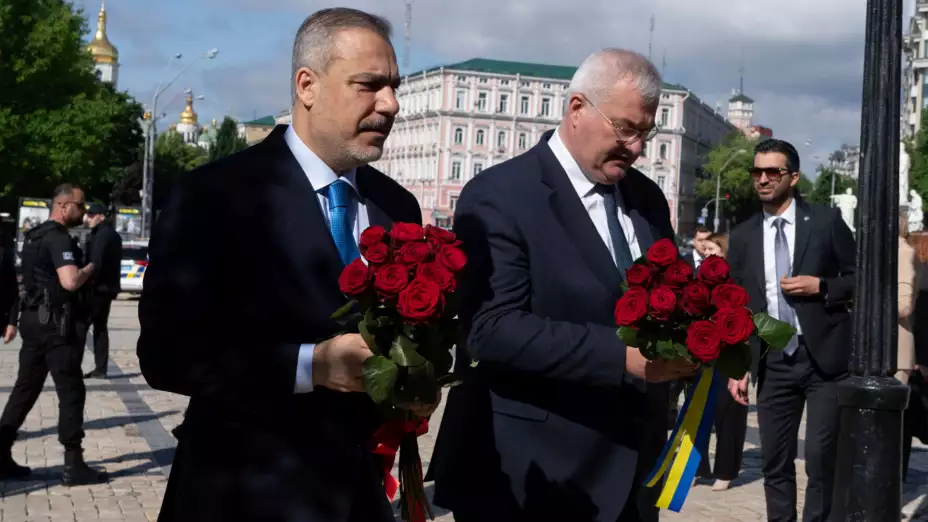 Los cancilleres de Turquía, Hakan Fidan, y de Ucraniana, Andrii Sybiha.