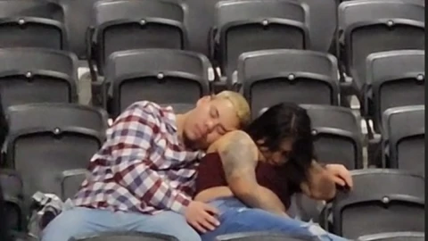 Pareja dormida en concierto de Grupo Firme