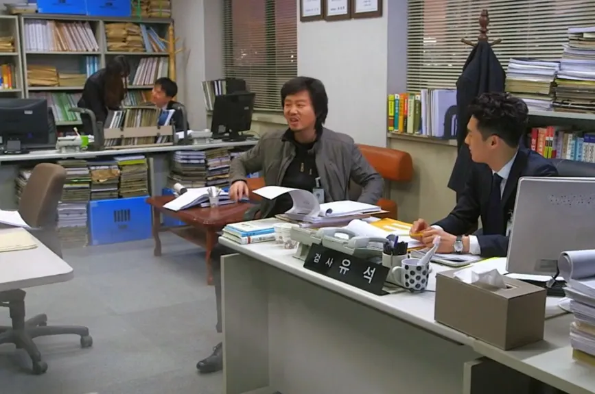 Los detectives comienzan a sospechar de las habilidades de Min Joon, luego de que este escapara con gran facilidad.