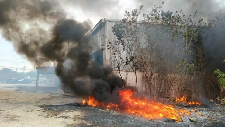Bomberos combaten FUERTE INCENDIO en la carretera Mérida - Cancún hoy miércoles 4 de junio; ¿Ya fue apagado?