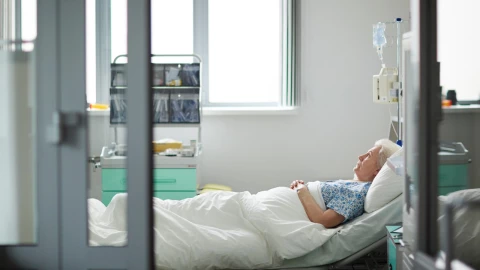 Abonero golpea a abuelita