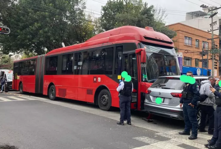 Se registra fuerte choque entre Metrobús y camioneta en Eje 2 Xola deja 12 heridos