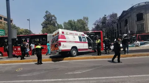 Choca ambulancia contra Metrobús en alcaldía Cuauhtémoc