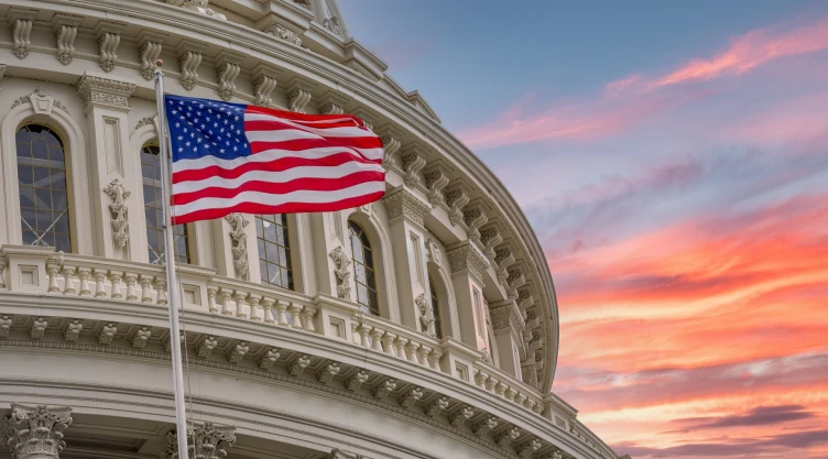 La bandera de Estados Unidos flameando