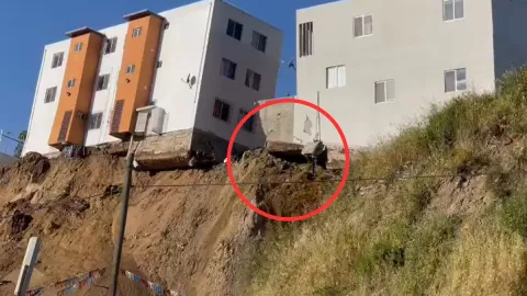 Edificio por caer en derrumbe en el bulevar Cuauhtémoc Sur