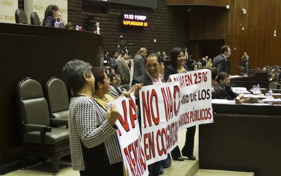 Algunos diputados de izquierda subieron a la tribuna para mostrar mantas contra la reforma hacendaria