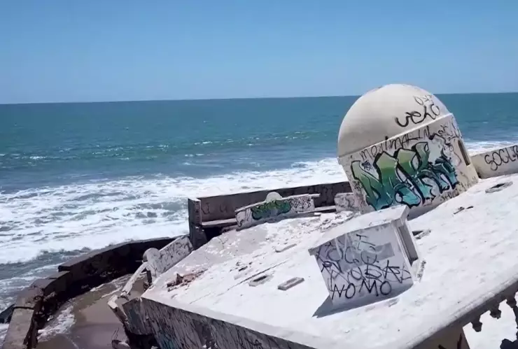 Casa comida por el mar en Mazatlán