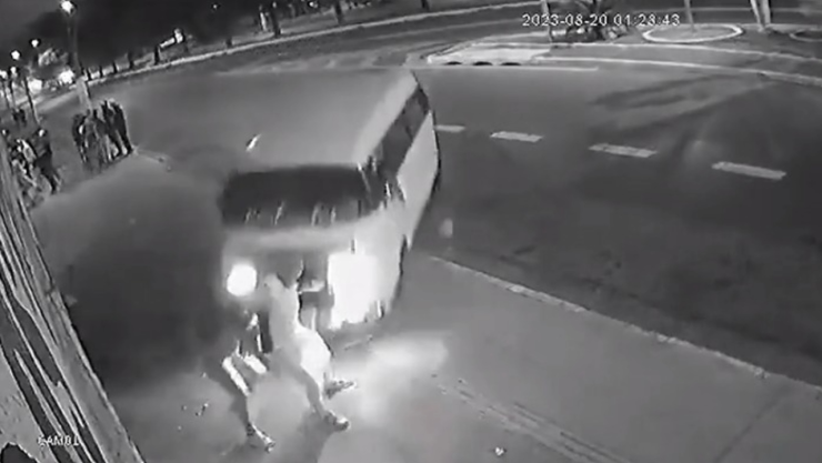 Conductor brasileño atropella a una mujer embarazada que caminaba por la calle