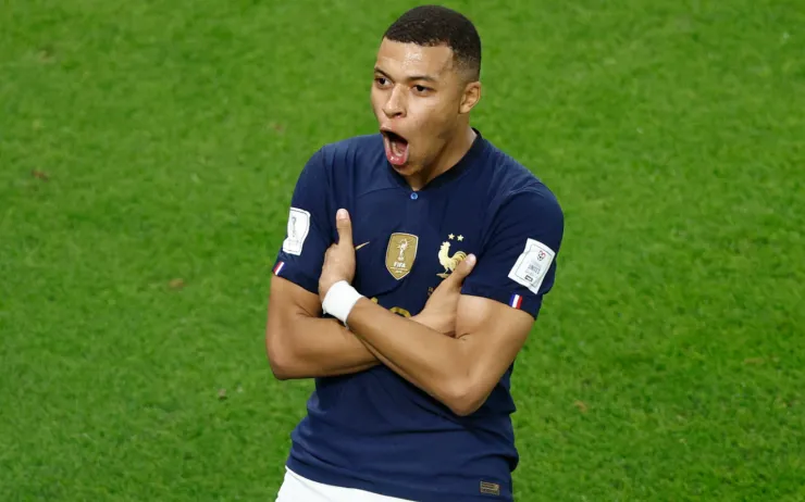 Kylian Mbappé celebra un gol en Qatar 2022