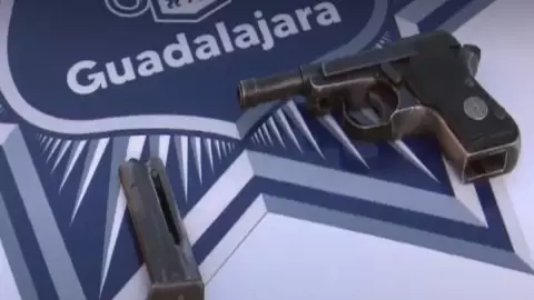 Joven dispara arma creyendo que no funcionaba; hiere a menor