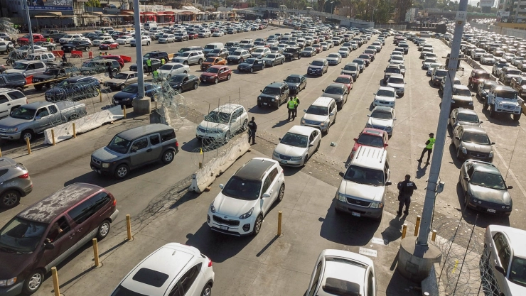 Inspección de vehículos de la CBP en zona fronteriza