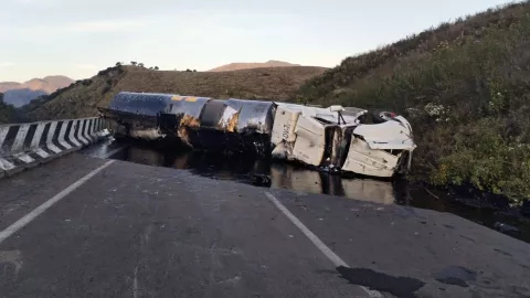 Pipa de combustible volcó tras accidente en la autopista Puebla–Orizaba hoy: Hay cierre total