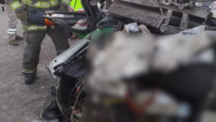 CIERRAN Macrolibramiento por choque de vehículo de carga pesada; hay una persona prensada