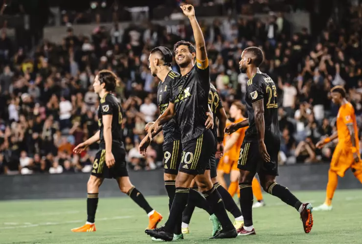 Carlos Vela celebra un gol con el LAFC