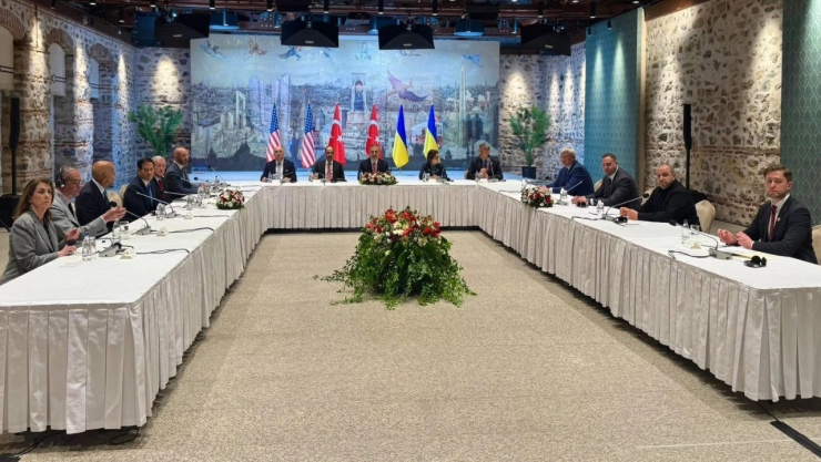 Acuerdo de intercambio de prisioneros entre Rusia y Ucrania en Estambul, 16 de mayo de 2025, con Rustem Umerov y Vladimir Medinski, mediado por Turquía para avanzar hacia la paz.