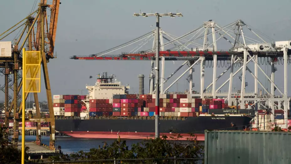 Barco pontacontenedores NYK Meteor en el Puerto de Los Ángeles.