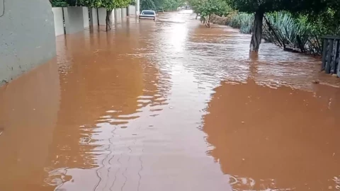 Se desborda río en Atotonilco el Alto; deja incomunicados a los habitantes del Barrio Josefino