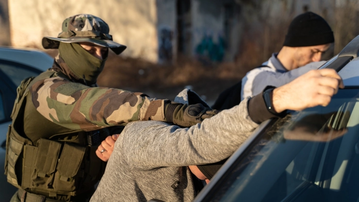 Un oficial arresta a inmigrante