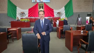 Jorge Zarza recibe Premio al Mérito Periodístico 2025 en el Congreso de Morelos.
