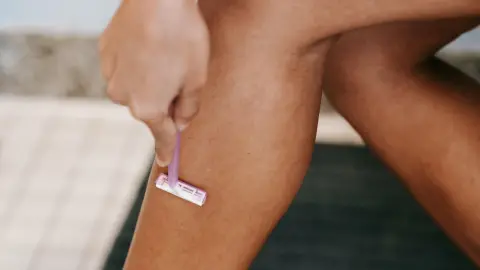 Exfoliar tus piernas puede ayudarte a eliminar los vellos enterrados