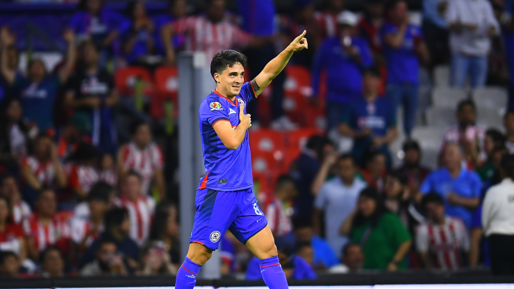 Lorenzo Faravelli, mediocampista del Cruz Azul, festeja gol ante las Chivas