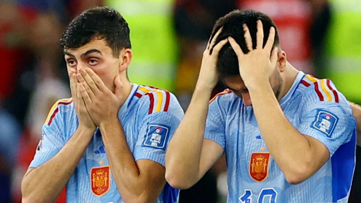 Jugadores de la selección de España se lamentan por derrota