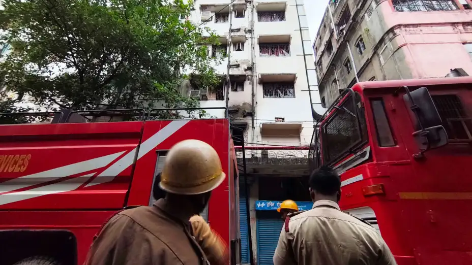 Bomberos frente a un hotel que se incendió en Calcuta, India.