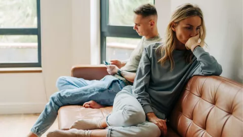 Si consideras que tu pareja te esta ocultando información es importante validar tus emociones y enfrentar el tema.