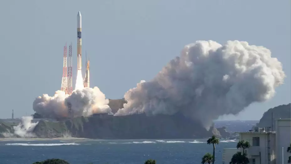 Lanzamiento de cohete con módulo lunar en el Centro Espacial Tanegashima, en Japón.