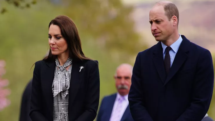 El príncipe Guillermo y Kate Middleton con vestimentas oscuras y cara de tristeza