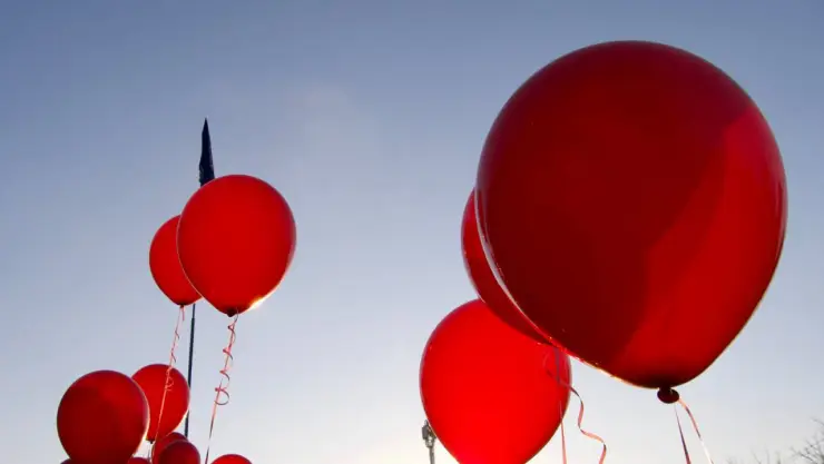 Niña muere a causa de globos de helio