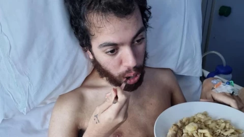 Daniel Cain comiendo tras quedar tetrapléjico