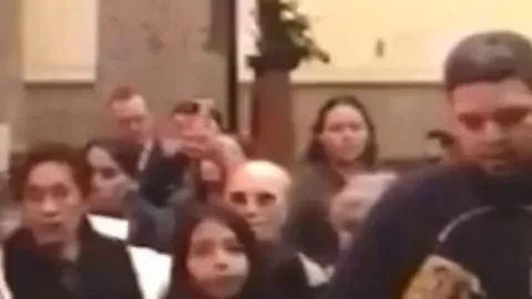 extraña criatura en misa de navidad