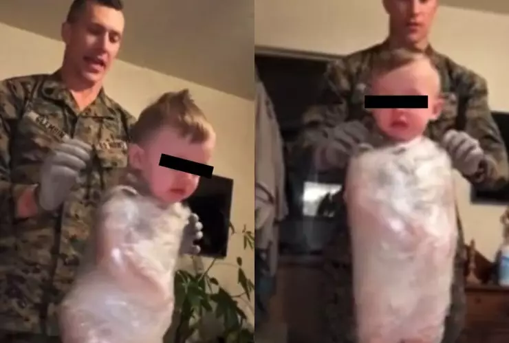 Padres envuelven hijo en plástico