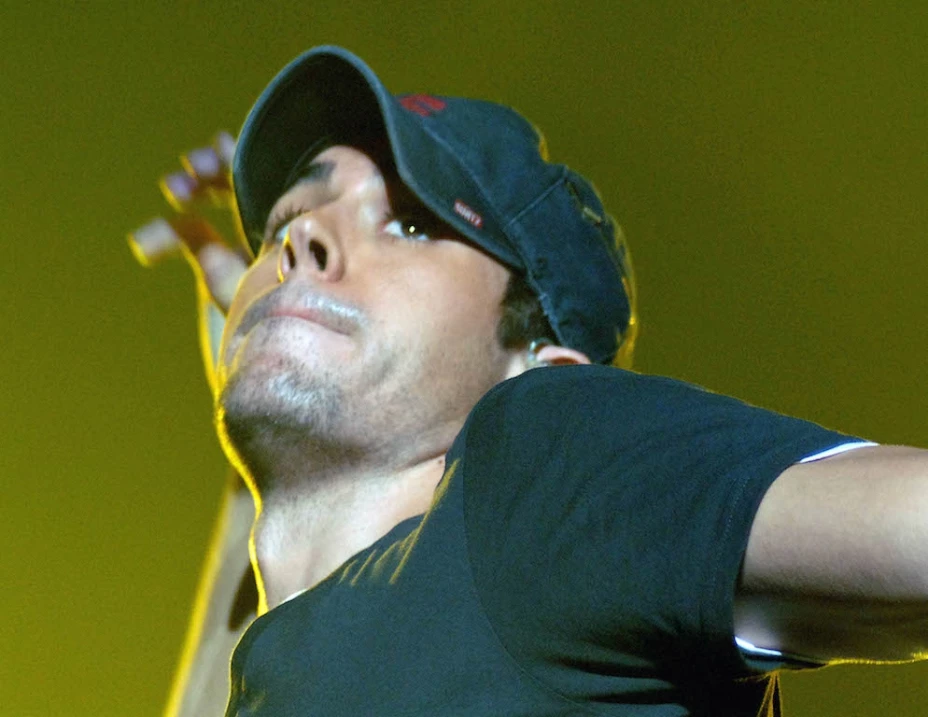 El cantante Enrique Iglesias sufrió heridas en los dedos de la mano con un dron, durante un concierto que dio la noche del sábado 30 de mayo, en Tijuana.