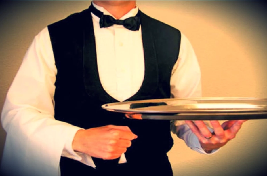 Senado gasta millones en comida y meseros