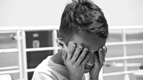 Niño juega a las escondidas y termina en otro país.