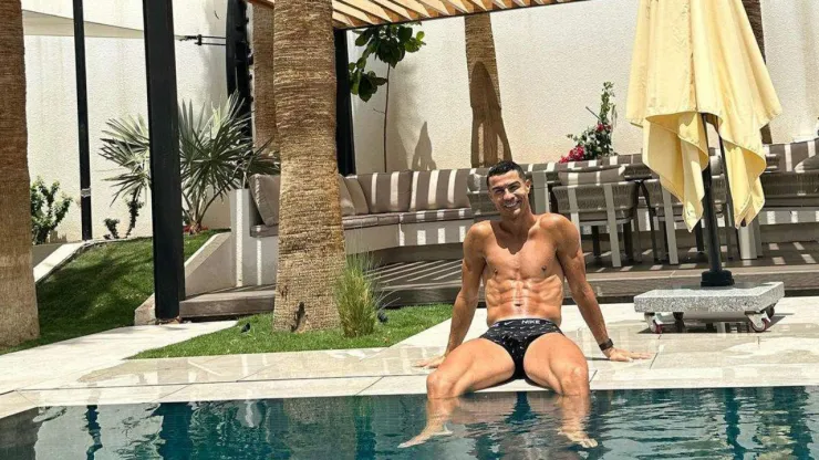 La casa de Cristiano Ronaldo en Madrid también cuenta con una alberca gigante dentro de los varios metros de áreas verdes