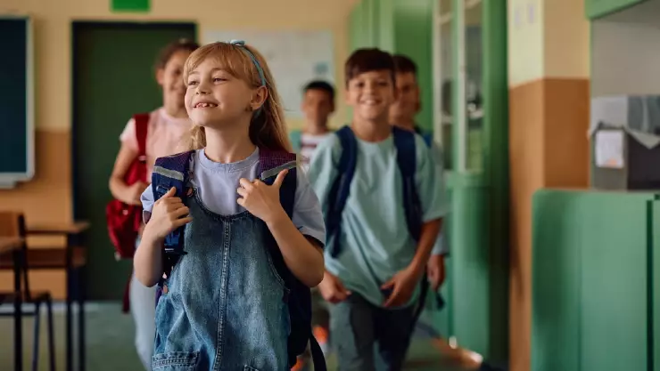 unos niños ingresan a su escuela felizmente