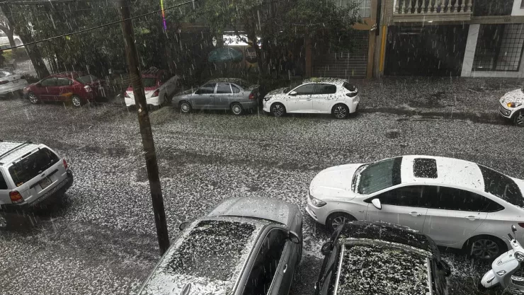 Lluvia en la CDMX presenta caída de granizo.