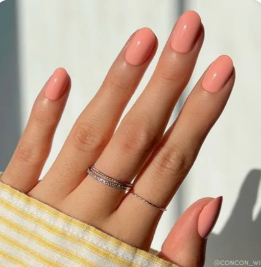 colores de uñas que hacen ver tus manos más jóvenes