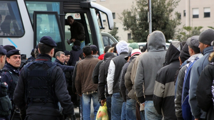 Migrantes suben a un autobús en Estados Unidos